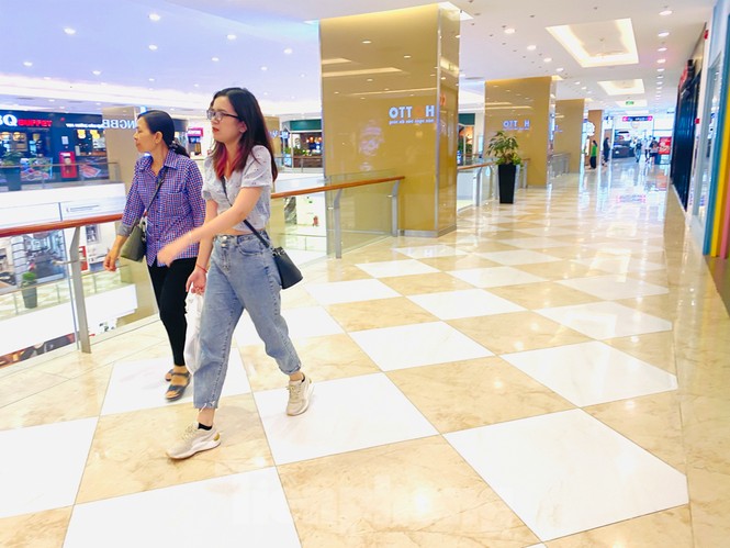 Trung tâm thương mại ở Hà Nội vẫn đìu hiu sau giãn cách xã hội - ảnh 3
