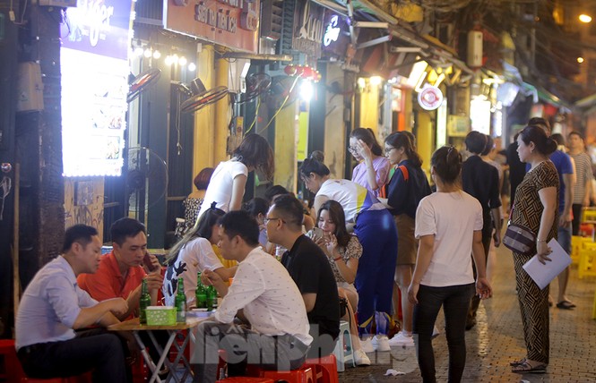 Ngày cuối tuần phố cổ như vỡ tổ - ảnh 6
