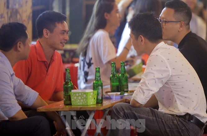 Ngày cuối tuần phố cổ như vỡ tổ - ảnh 5