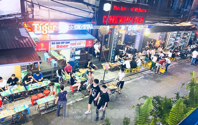 Ngày cuối tuần phố cổ như vỡ tổ - ảnh 11
