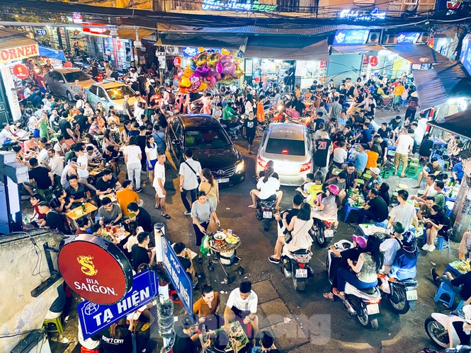 Ngày cuối tuần phố cổ như vỡ tổ - ảnh 1