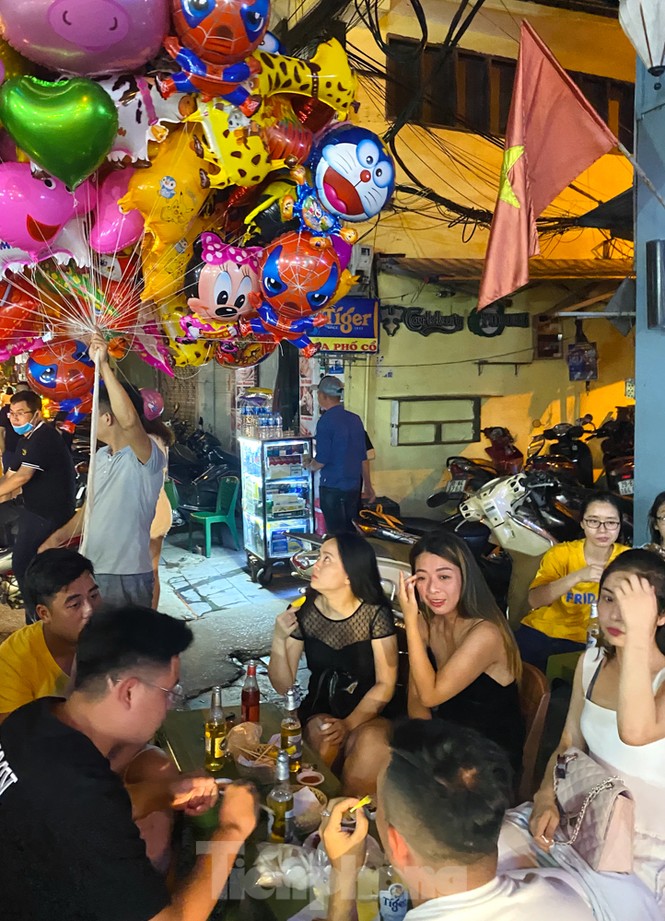 Ngày cuối tuần phố cổ như vỡ tổ - ảnh 7