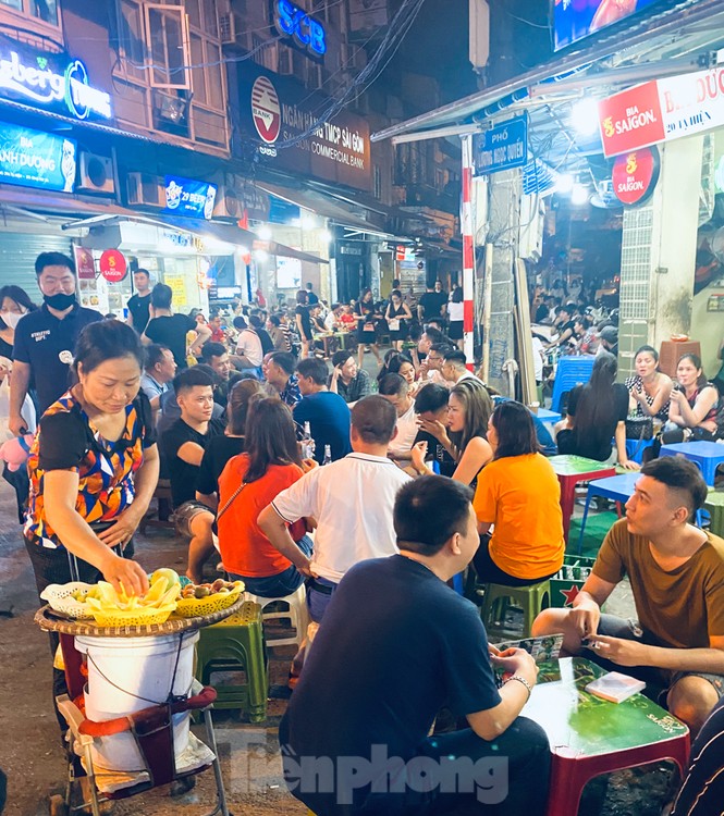 Ngày cuối tuần phố cổ như vỡ tổ - ảnh 2
