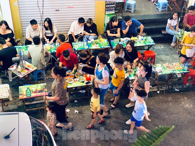 Ngày cuối tuần phố cổ như vỡ tổ - ảnh 3