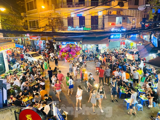 Ngày cuối tuần phố cổ như vỡ tổ - ảnh 4