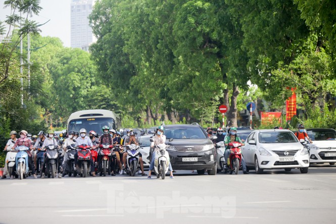 Người dân Hà Nội khổ sở ra đường trong ngày đầu đợt cao điểm nắng nóng - ảnh 3