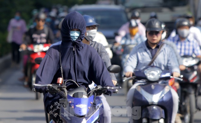 Người dân Hà Nội khổ sở ra đường trong ngày đầu đợt cao điểm nắng nóng - ảnh 5