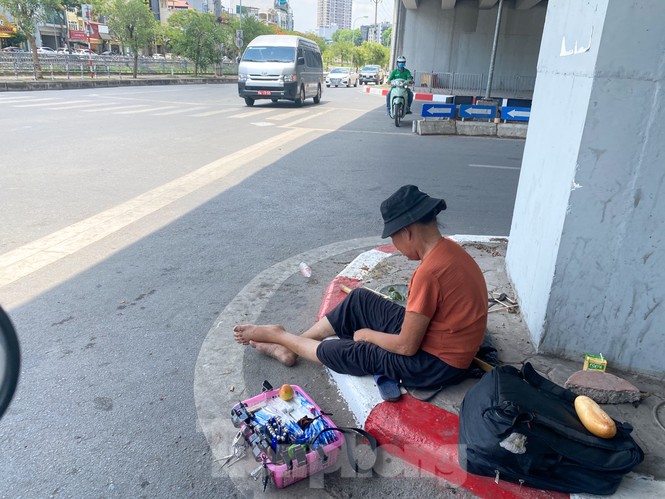 “Săn bóng râm” tranh thủ chợp mắt giữa trưa nắng Hà Nội - ảnh 8