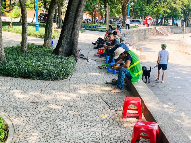 “Săn bóng râm” tranh thủ chợp mắt giữa trưa nắng Hà Nội - ảnh 4