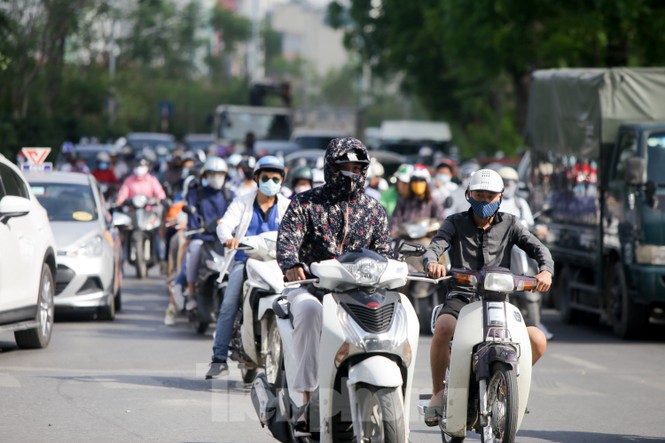 Người dân Hà Nội khổ sở ra đường trong ngày đầu đợt cao điểm nắng nóng - ảnh 2