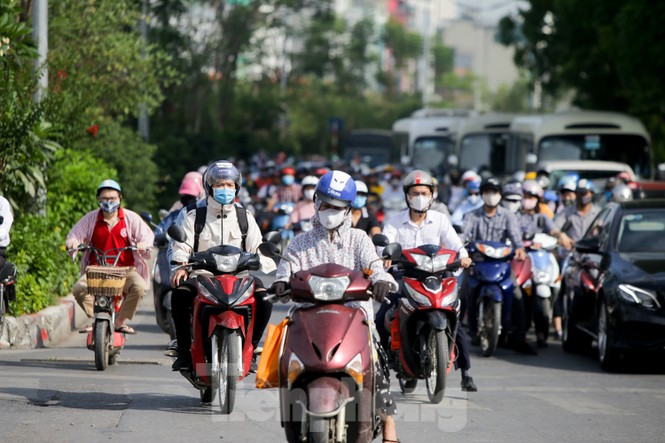 Người dân Hà Nội khổ sở ra đường trong ngày đầu đợt cao điểm nắng nóng - ảnh 6
