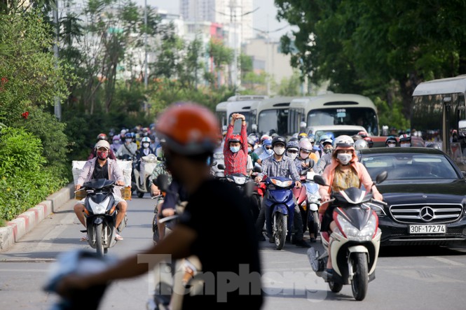 Người dân Hà Nội khổ sở ra đường trong ngày đầu đợt cao điểm nắng nóng - ảnh 7