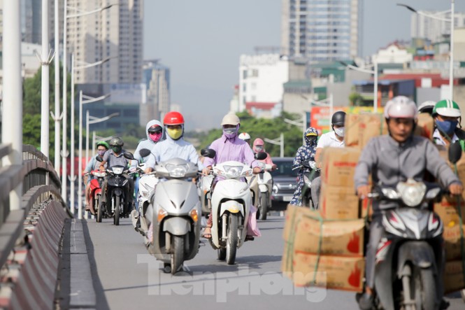 Người dân Hà Nội khổ sở ra đường trong ngày đầu đợt cao điểm nắng nóng - ảnh 10