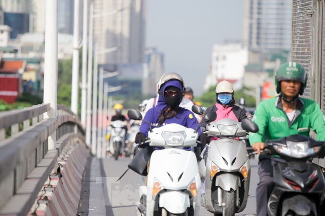 Người dân Hà Nội khổ sở ra đường trong ngày đầu đợt cao điểm nắng nóng - ảnh 11
