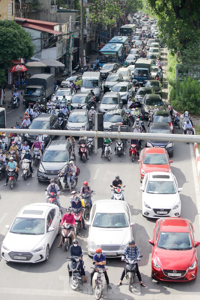 Người dân Hà Nội khổ sở ra đường trong ngày đầu đợt cao điểm nắng nóng - ảnh 12