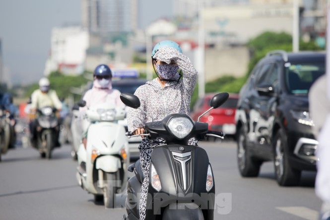Người dân Hà Nội khổ sở ra đường trong ngày đầu đợt cao điểm nắng nóng - ảnh 14