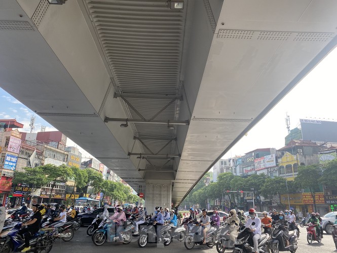 Người dân Hà Nội khổ sở ra đường trong ngày đầu đợt cao điểm nắng nóng - ảnh 8