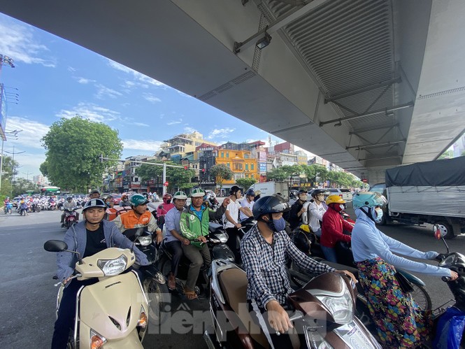 Người dân Hà Nội khổ sở ra đường trong ngày đầu đợt cao điểm nắng nóng - ảnh 9