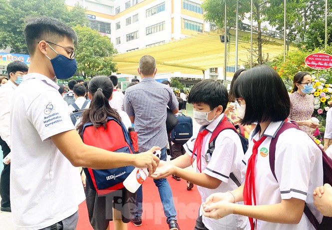 Học sinh Hà Nội tựu trường sau kỳ nghỉ hè 'đặc biệt' - ảnh 2