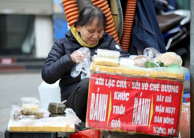 Người Hà Nội vất vả mưu sinh trong giá lạnh đầu đông - ảnh 10