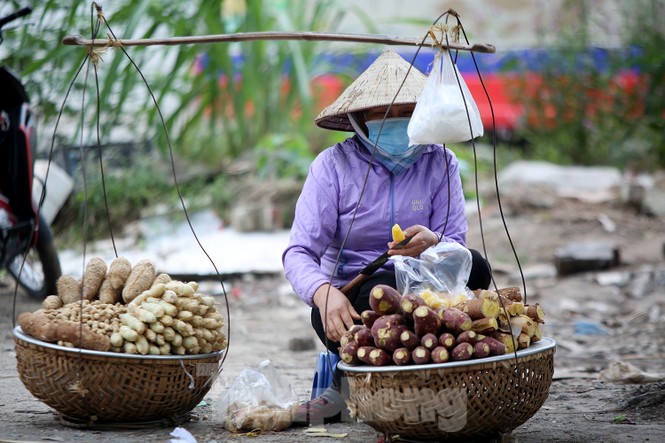 Người Hà Nội vất vả mưu sinh trong giá lạnh đầu đông - ảnh 11