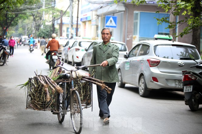 Người Hà Nội vất vả mưu sinh trong giá lạnh đầu đông - ảnh 12