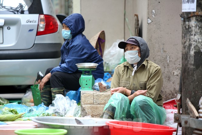 Người Hà Nội vất vả mưu sinh trong giá lạnh đầu đông - ảnh 1