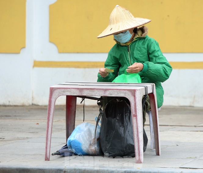 Người Hà Nội vất vả mưu sinh trong giá lạnh đầu đông - ảnh 6