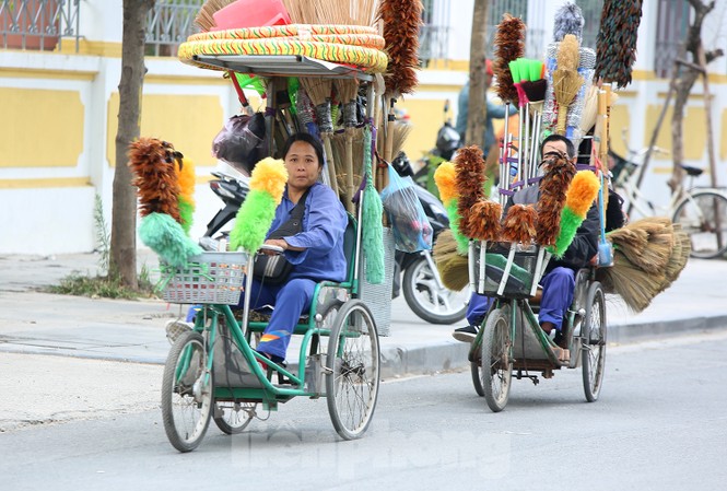 Người Hà Nội vất vả mưu sinh trong giá lạnh đầu đông - ảnh 7