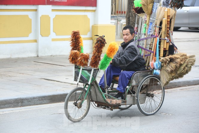 Người Hà Nội vất vả mưu sinh trong giá lạnh đầu đông - ảnh 13