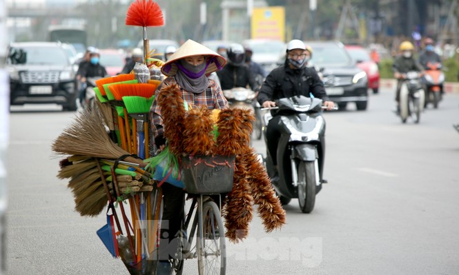Người Hà Nội vất vả mưu sinh trong giá lạnh đầu đông - ảnh 8