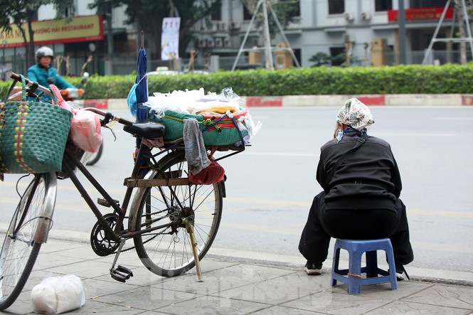Người Hà Nội vất vả mưu sinh trong giá lạnh đầu đông - ảnh 9