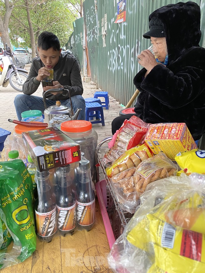 Người Hà Nội vất vả mưu sinh trong giá lạnh đầu đông - ảnh 2