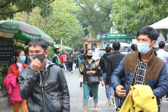 Các bệnh viện Hà Nội siết chặt, 'làm nghiêm' để chống dịch COVID-19 - ảnh 7
