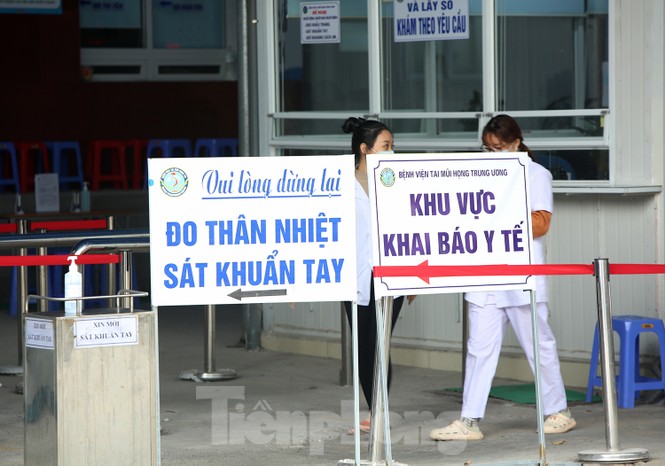 Các bệnh viện Hà Nội siết chặt, 'làm nghiêm' để chống dịch COVID-19 - ảnh 10