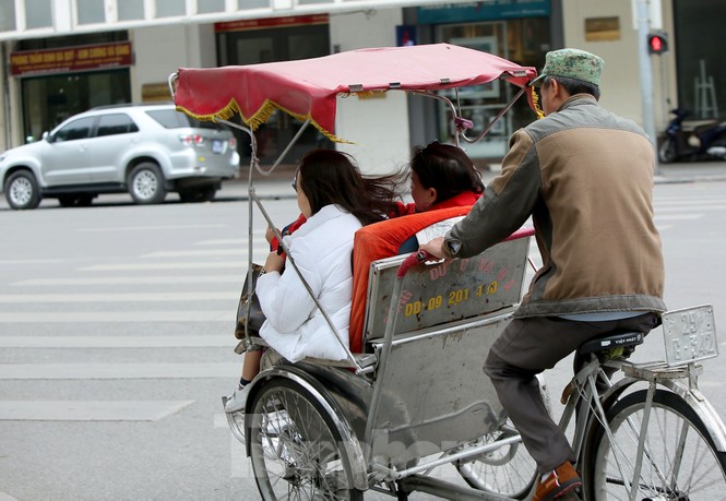 Người lao động ở Hà Nội mưu sinh trong đợt rét mạnh nhất từ đầu mùa đông - ảnh 7