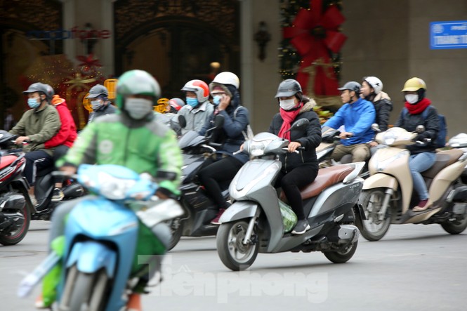 Người lao động ở Hà Nội mưu sinh trong đợt rét mạnh nhất từ đầu mùa đông - ảnh 1