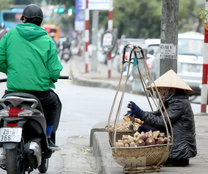 Người lao động ở Hà Nội mưu sinh trong đợt rét mạnh nhất từ đầu mùa đông - ảnh 10