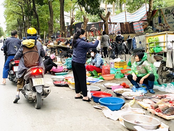 Hà Nội tái diễn 'chợ cóc' tự phát khi Tết Nguyên đán cận kề - ảnh 10