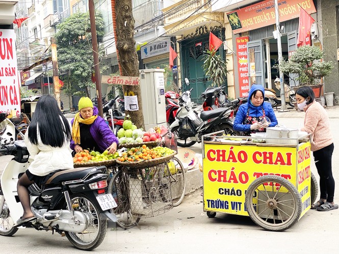 Hà Nội tái diễn 'chợ cóc' tự phát khi Tết Nguyên đán cận kề - ảnh 11