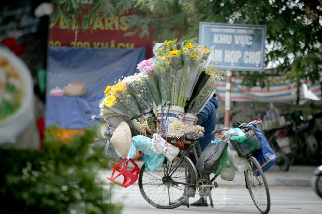 Hà Nội tái diễn 'chợ cóc' tự phát khi Tết Nguyên đán cận kề - ảnh 6
