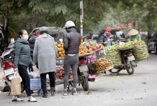 Hà Nội tái diễn 'chợ cóc' tự phát khi Tết Nguyên đán cận kề - ảnh 1