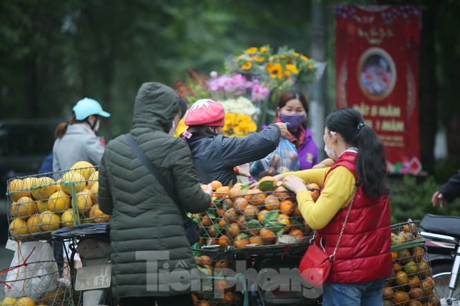 Hà Nội tái diễn 'chợ cóc' tự phát khi Tết Nguyên đán cận kề - ảnh 3