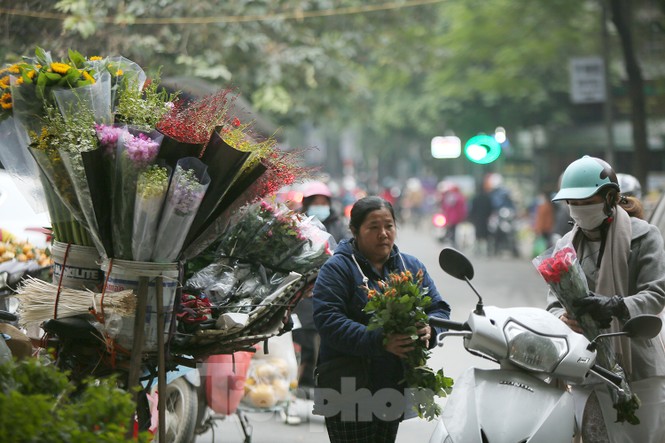 Hà Nội tái diễn 'chợ cóc' tự phát khi Tết Nguyên đán cận kề - ảnh 7