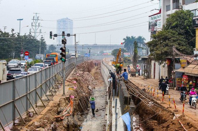 Cận cảnh thi công thay bờ đê đất bằng tường chắn, mở rộng đường Âu Cơ lên 4 làn xe - ảnh 6