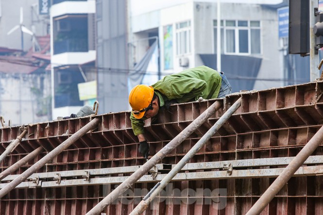 Cận cảnh thi công thay bờ đê đất bằng tường chắn, mở rộng đường Âu Cơ lên 4 làn xe - ảnh 7