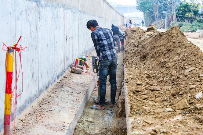Cận cảnh thi công thay bờ đê đất bằng tường chắn, mở rộng đường Âu Cơ lên 4 làn xe - ảnh 8