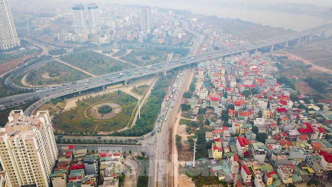 Cận cảnh thi công thay bờ đê đất bằng tường chắn, mở rộng đường Âu Cơ lên 4 làn xe - ảnh 1