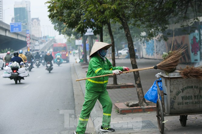 Cuộc sống đảo lộn của người lao động Thủ đô trong ngày lạnh nhất từ đầu mùa - ảnh 8
