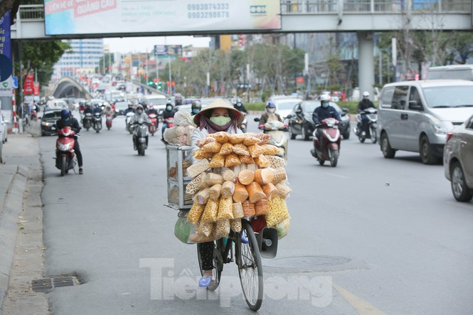 Cuộc sống đảo lộn của người lao động Thủ đô trong ngày lạnh nhất từ đầu mùa - ảnh 11
